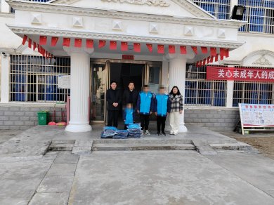 爱心棉衣赠困境儿童,许留根用善举诠释企业家担当